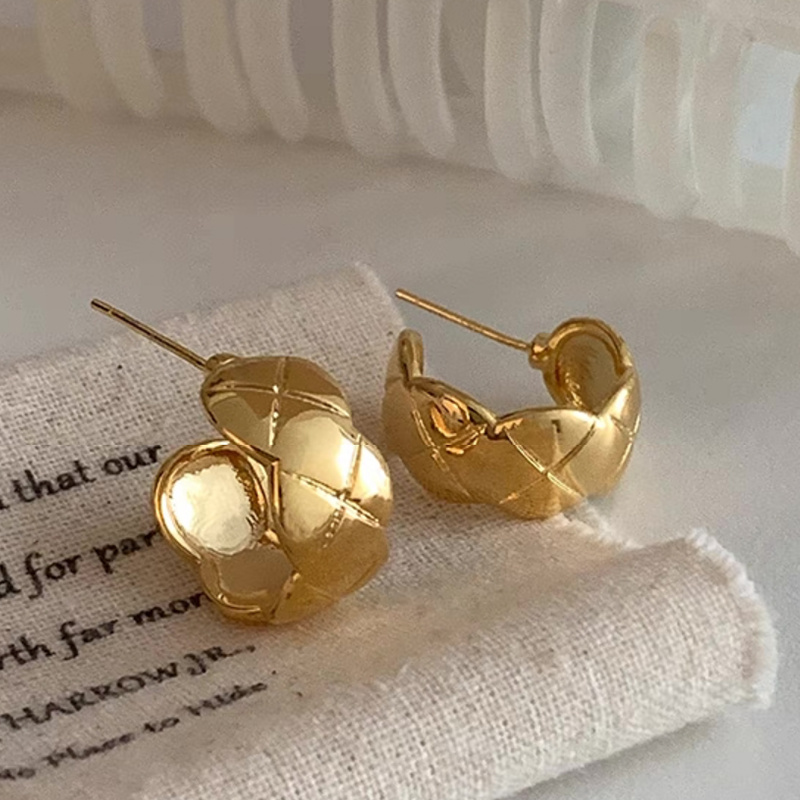 Gold checkered metal earrings