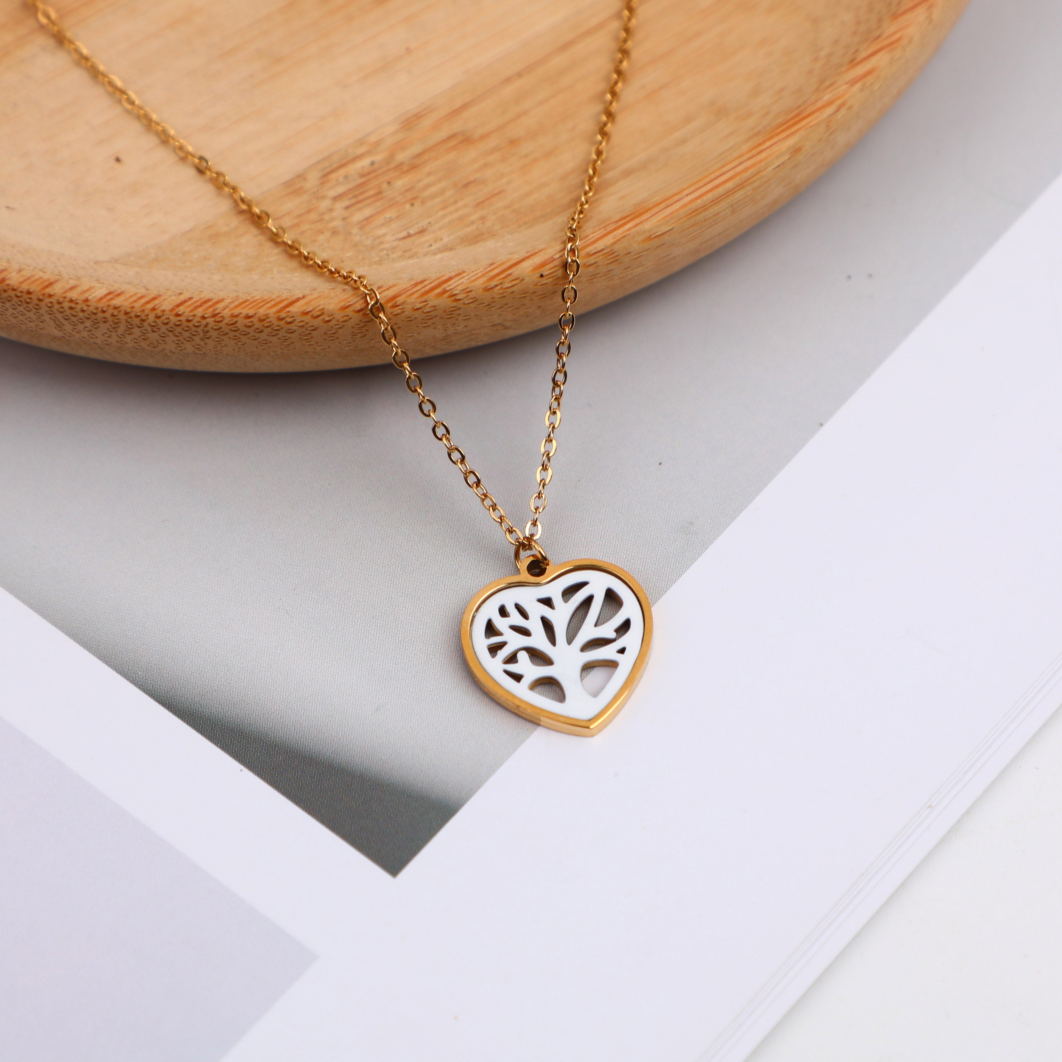 Geometric hollow heart-shaped pendant necklace