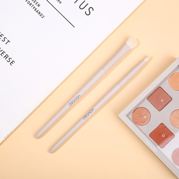 Handle painted wood handle eyeshadow brush