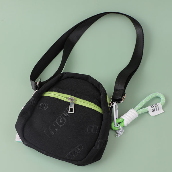 English vertical crossbody bag with zipper-black