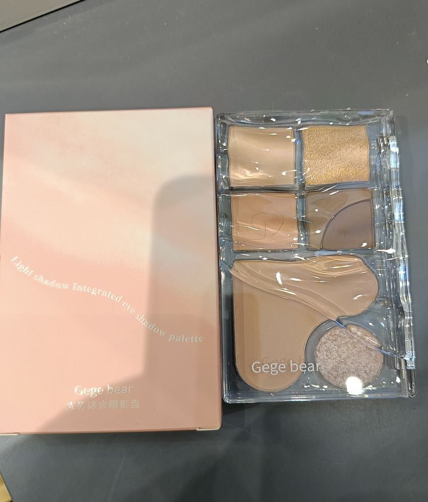 Light shades bear eyeshadow